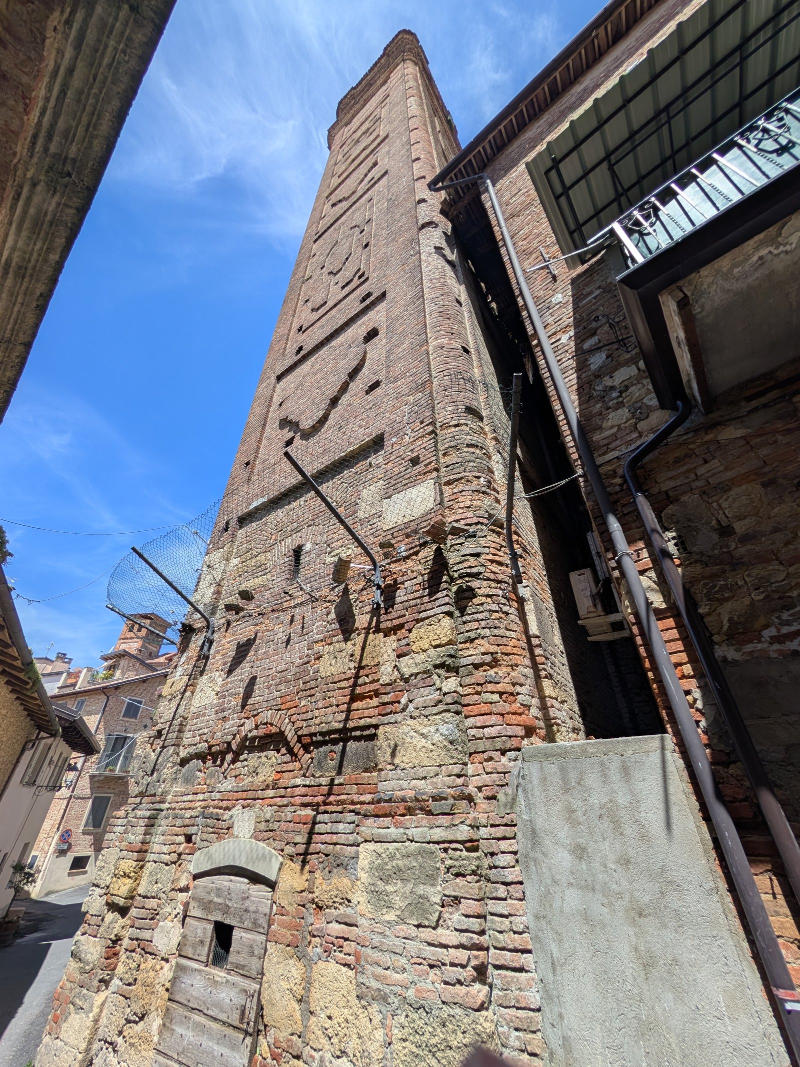 Il campanile in mattoni e pietra della chiesa di Sant'Antonio Abate a Moncalvo, separato dalla chiesa, in via Capello