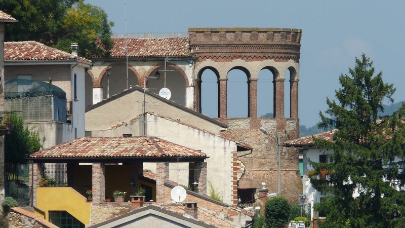 La torre del castello di Moncalvo, tra le case del centro storico