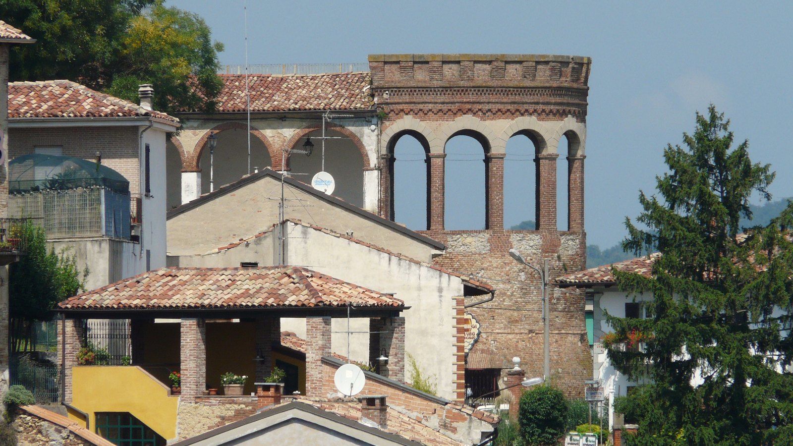 La torre del castello di Moncalvo, tra le case del centro storico
