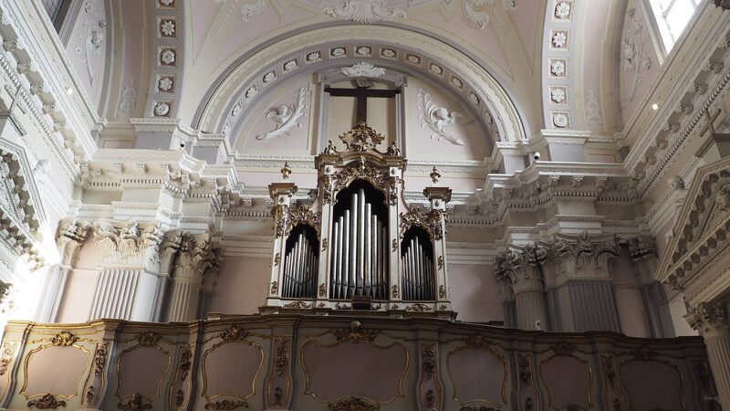 L'interno della chiesa della Madonna delle Grazie a Moncalvo, con gli stucchi e l'organo