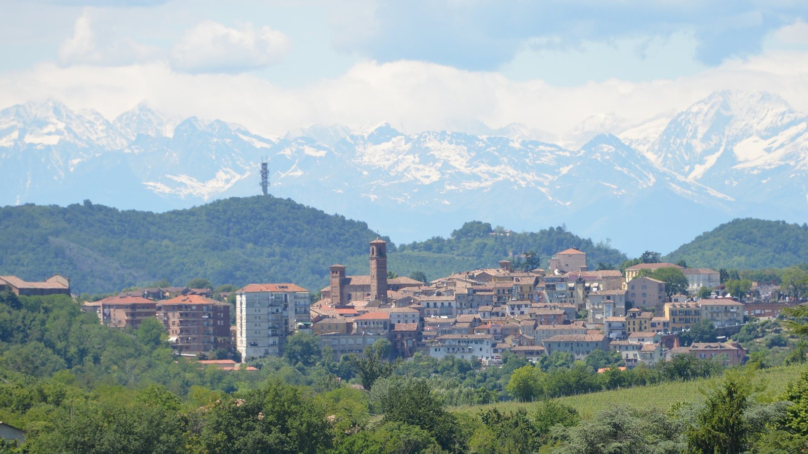 Moncalvo sulla collina vista da Grazzano Badoglio, con i campanili delle chiese