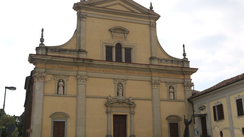 La facciata della chiesa di San Francesco a Moncalvo, con le statue sopra le tre porte