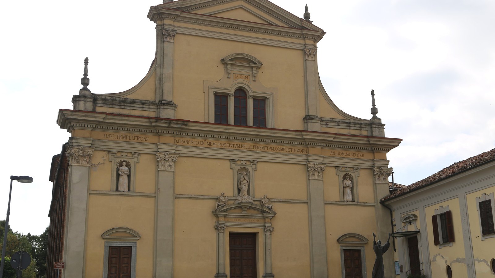La facciata della chiesa di San Francesco a Moncalvo, con le statue sopra le tre porte